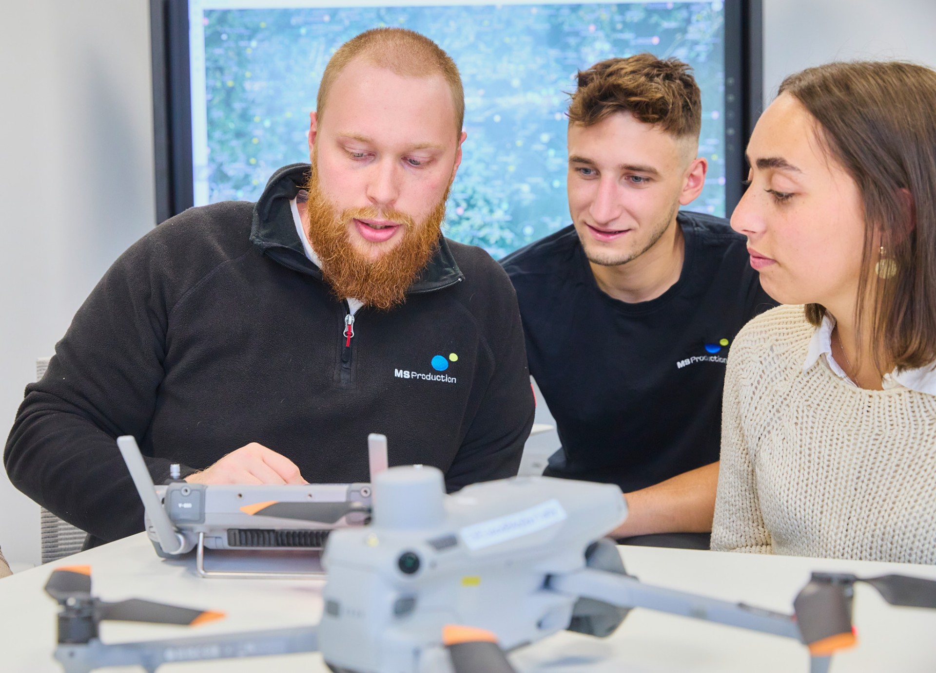 MS-Production Team bei der Drohneninspektion